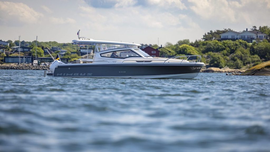 Nimbus-MY23-W9-T-top_Q9A7068-2048x1366