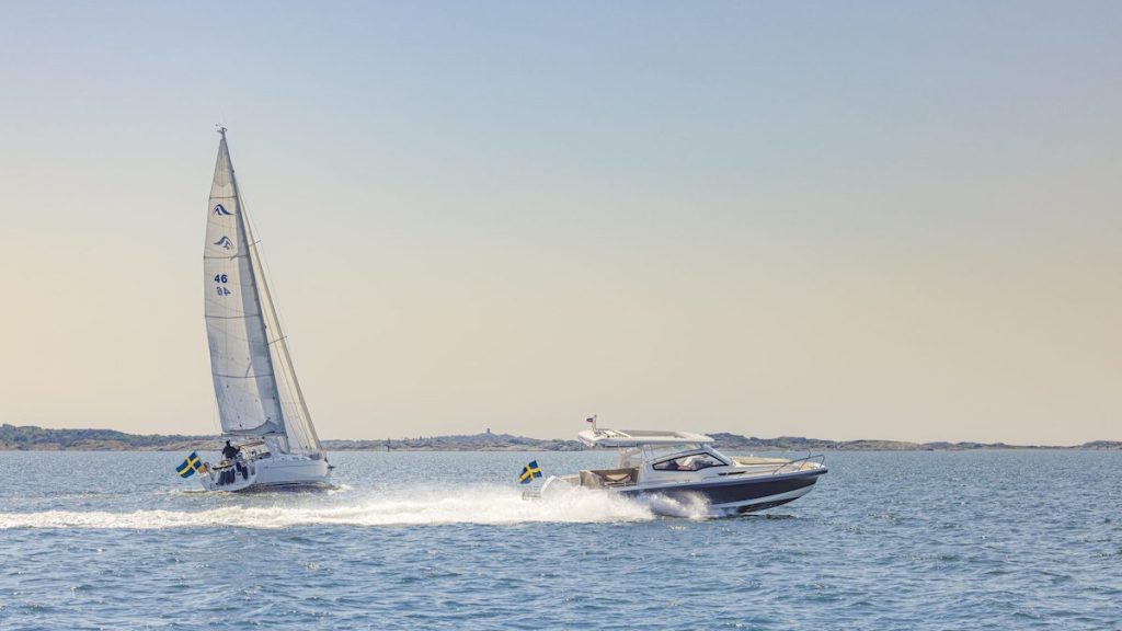 Nimbus-MY23-W9-T-top_Q9A7175-2048x1366