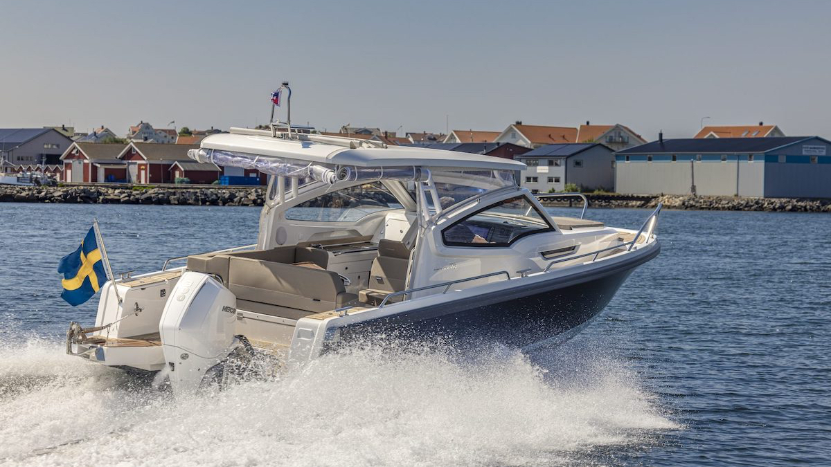 Nimbus-MY23-W9-T-top_Q9A7308-2048x1366