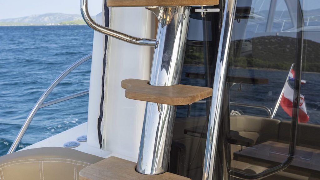 Nimbus_405_Flybridge_Q6A7221-2560x3838