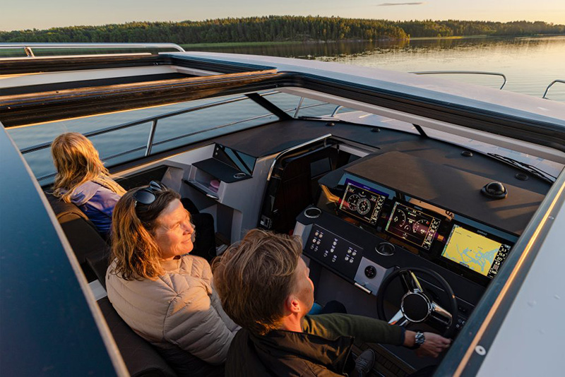 Aquador Boats 300 Hard Top Helm