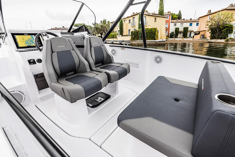 Axopar 25 Cross Top Cockpit