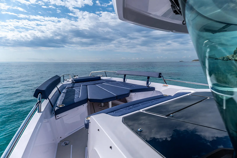 Axopar 29 XC Cross Cabin Bow