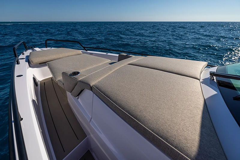 Axopar 37 Spyder Bow