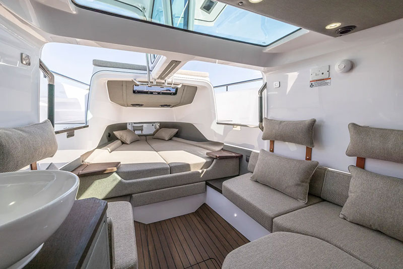 Axopar 37 XC Cross Cabin Berth