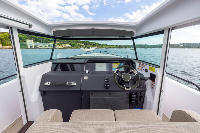 Axopar 37 XC Cross Cabin Helm