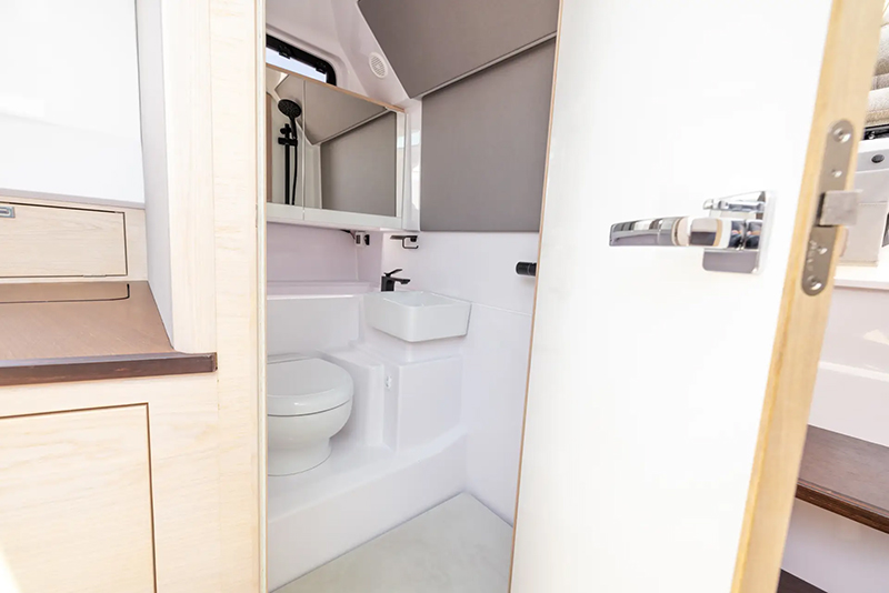 Axopar 45 Sun Top Toilet