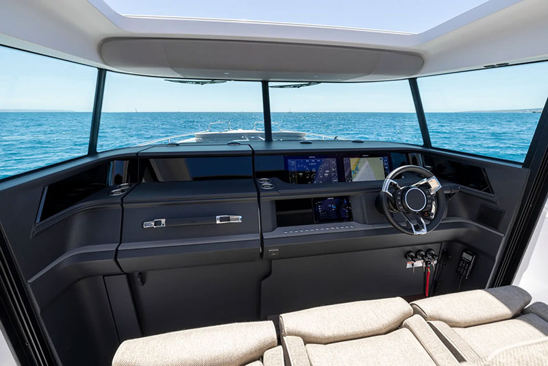 Axopar 45 XC Cross Cabin Helm