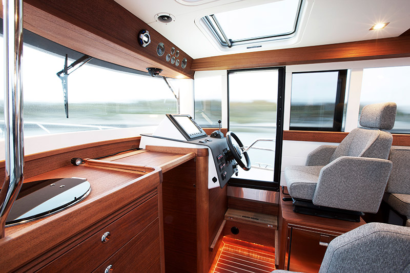 Paragon Yachts 25 Cabin Helm