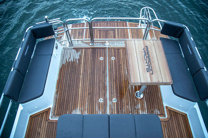Paragon 31 Flybridge Stern