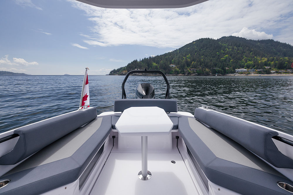 Axopar 25 Cross Top Stern Dining